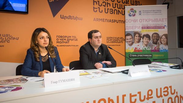 Видеомост Ереван - Москва на тему: XIX Всемирный фестиваль молодежи и студентов. Ованес Манукян и Гоар Гумашян - Sputnik Армения