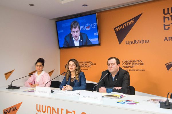Видеомост Ереван - Москва на тему: XIX Всемирный фестиваль молодежи и студентов. Ованес Манукян и Гоар Гумашян  - Sputnik Արմենիա