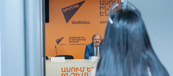 Встреча осетинского врача Казбека Кудзаева с армянскими пациентами и коллегами спустя 28 лет после Спитакского землетрясения в 1988 году Встреча осетинского врача Казбека Кудзаева с армянскими пациентами и коллегами спустя 28 лет после Спитакского землетрясения в 1988 году - Sputnik Армения