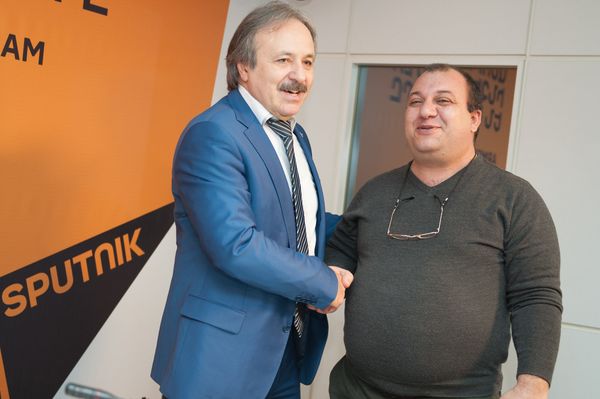 Сурен Топлагалцян в 1988 году работал санитаром в институте им.Микаеляна, куда доставлялись пострадавшие в результате землетрясения. - Sputnik Армения