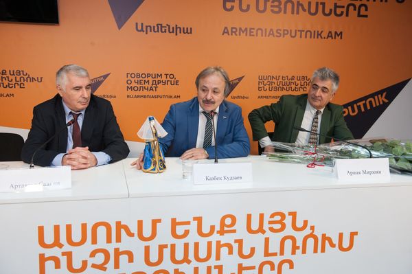 Կազբեկ Կուդզաևը Sputnik Արմենիային ազգային տիկնիկ նվիրեց և կատակով ասաց գործընկերներին, որ կարող են վիրահատությունների ժամանակ առաջնորդվել այդ գեղեցկուհու կերպարով - Sputnik Արմենիա