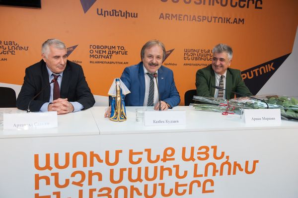 Кудзаев подарил редакции Sputnik Армения куклу осетинской красавицы, шутливо посоветовав коллеге - пластическому хирургу Артавазду, взять этот образ себе на вооружение. - Sputnik Армения