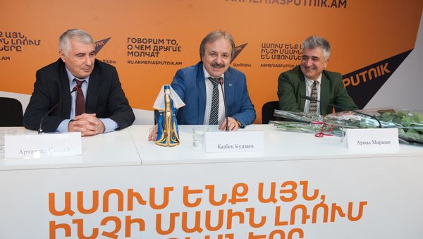 Встреча осетинского врача Казбека Кудзаева с армянскими пациентами и коллегами спустя 28 лет после Спитакского землетрясения в 1988 году - Sputnik Армения