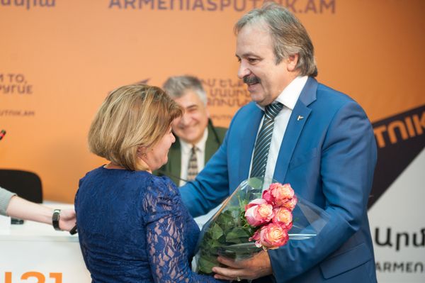 Встреча Кудзаева с еще одной пациенткой - Аидой, которой врачи сделали уникальную операцию, благодаря которой она смогла стать матерью. - Sputnik Армения