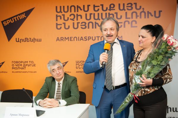 Встреча с медсестрой Рузанной, которую Кудзаев назвал самым красивым анестезиологом института Микаеляна. Доктор вспомнил как уже много дней спустя после трагических событий, они вместе посетили Китайский цирк. - Sputnik Армения