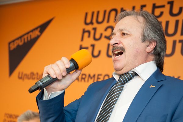 Кудзаев посвятил присутствующим песню Розенбаума Вечерняя застольная, которую он исполнил акапельно. - Sputnik Армения