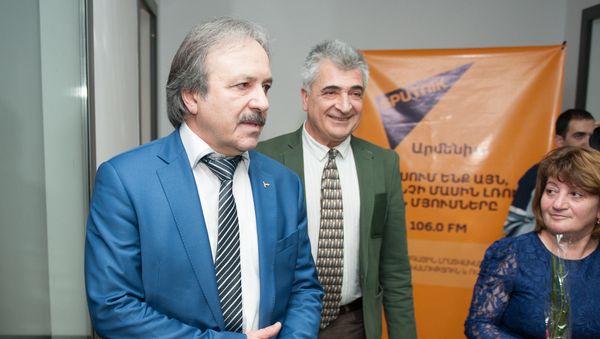 Встреча осетинского врача Казбека Кудзаева с армянскими пациентами и коллегами спустя 28 лет после Спитакского землетрясения в 1988 году - Sputnik Армения