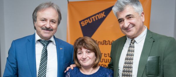 Встреча осетинского врача Казбека Кудзаева с армянскими пациентами и коллегами спустя 28 лет после Спитакского землетрясения в 1988 году - Sputnik Армения