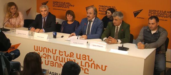 В пресс-центре Sputnik Армения состоялась встреча осетинского врача Казбека Кудзаева с пациентами и коллегами 28 лет спустя В пресс-центре Sputnik Армения состоялась встреча осетинского врача Казбека Кудзаева с пациентами и коллегами 28 лет спустя - Sputnik Армения