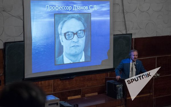 Лекция Казбека Кудзаева в Ереванском Медицинском институте им.Мхитара Гераци - Sputnik Армения