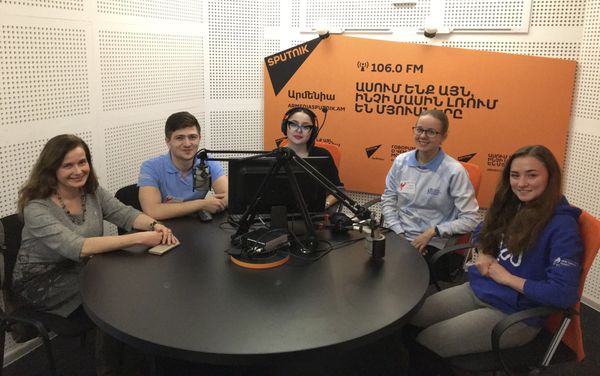 Послы русского слова в гостях у радио Sputnik Армения. Татьяна Кудоярова, Вазген Хансанамян, Лариса Антифрова и Ксения Адокова - Sputnik Армения