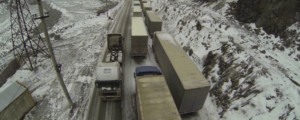 На КПП Верхний Ларс скопились сотни большегрузных фур. Съемка с дрона На КПП Верхний Ларс скопились сотни большегрузных фур. Съемка с дрона - Sputnik Армения