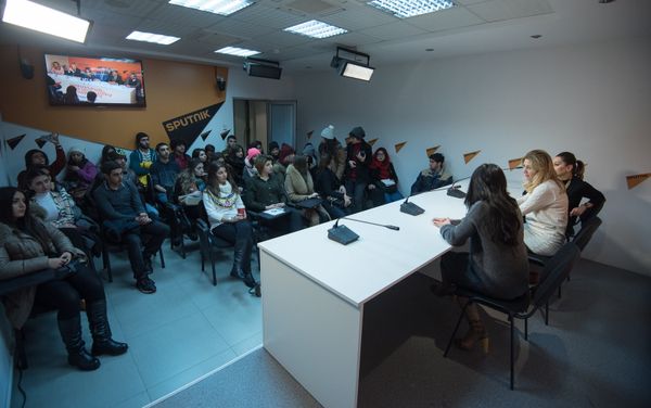 Встреча студентов с шеф-редактором Sputnik Армения Алиной Ордян и сотрудниками агентства Встреча студентов с шеф-редактором Sputnik Армения Алиной Ордян и сотрудниками агентства - Sputnik Армения