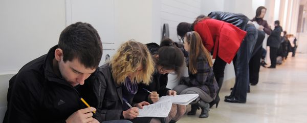 Соискатели заполняют анкеты. Архив - Sputnik Армения