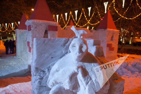 Ледовый городок на Площади Свободы в Ереване - Sputnik Армения