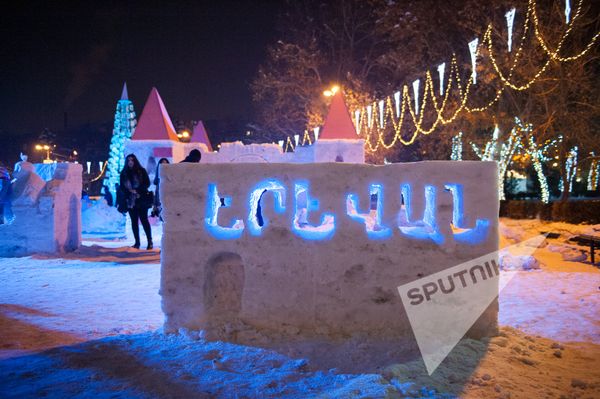 Ледовый городок на Площади Свободы в Ереване - Sputnik Армения