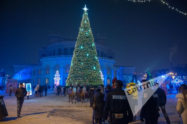 Ледовый городок на Площади Свободы в Ереване - Sputnik Армения