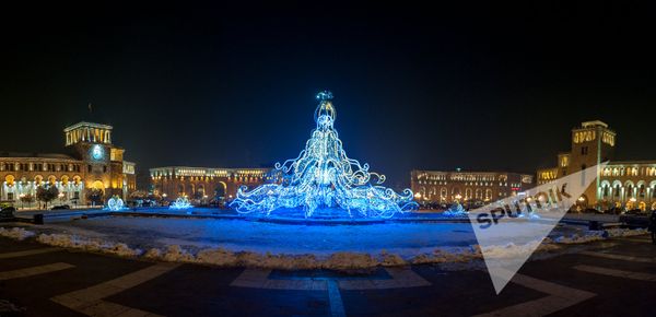 Сегодня в 19:00 была включена праздничная иллюминация в Ереване - Sputnik Армения