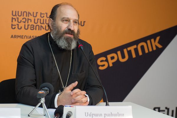 Иерей Смбат Саргсян Иерей Смбат Саргсян - Sputnik Армения