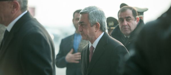 Президент Армении Серж Саргсян в аэропорту Звартноц встретил президента ИРИ Хасана Роухани - Sputnik Արմենիա