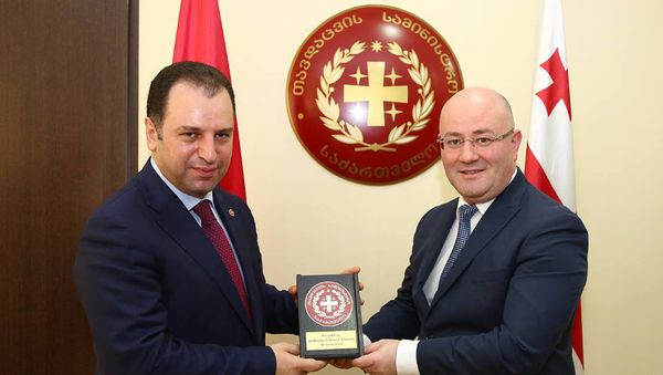 Министр обороны Армении Виген Саргсян и министр обороны Грузии Леван Изория - Sputnik Армения