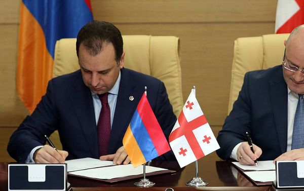 Министр обороны Армении Виген Саргсян и министр обороны Грузии Леван Изория - Sputnik Армения