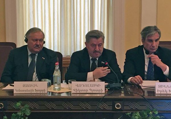 Совместное заседание постоянной комиссии по внешним сношениям НС РА и комитета Госдумы по делам СНГ, Евразийской интеграции и связям с соотечественниками Федерального собрания РФ. Константин Затулин и Виктор Водолацкий  - Sputnik Արմենիա