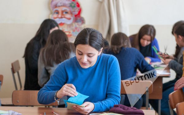 Դպրոցականները սիրով են մասնակցում «Նամակ զինվորին» նախաձեռնությանը - Sputnik Արմենիա