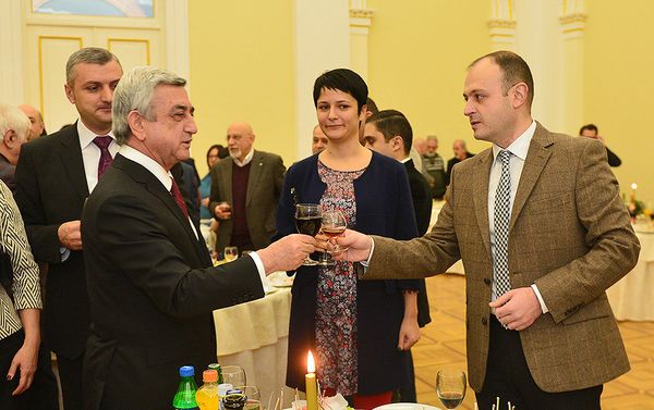 По случаю Нового года и Святого Рождества Президент пригласил на приём представителей СМИ По случаю Нового года и Святого Рождества Президент пригласил на приём представителей СМИ - Sputnik Армения