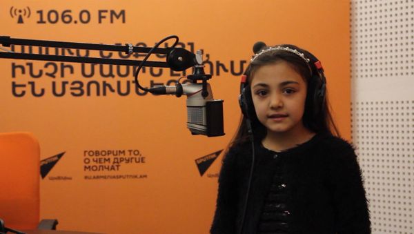 Փոքրիկ Օվսաննան Sputnik Արմենիայի տաղավարում Սուրբ Ծննդյան  իսպանական հայտնի երգով  շնորհավորում է Սուրբ Ծնունդը - Sputnik Արմենիա