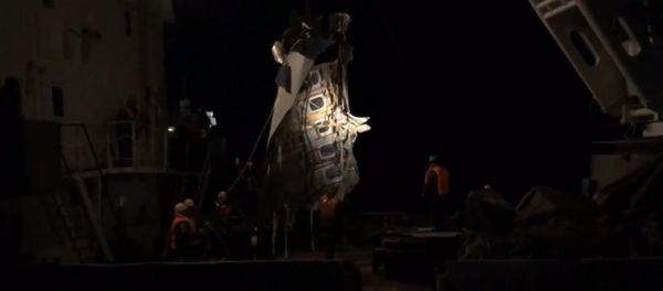 СПУТНИК_Спасатели МЧС подняли из Черного моря часть фюзеляжа Ту-154. Кадры операции - Sputnik Արմենիա