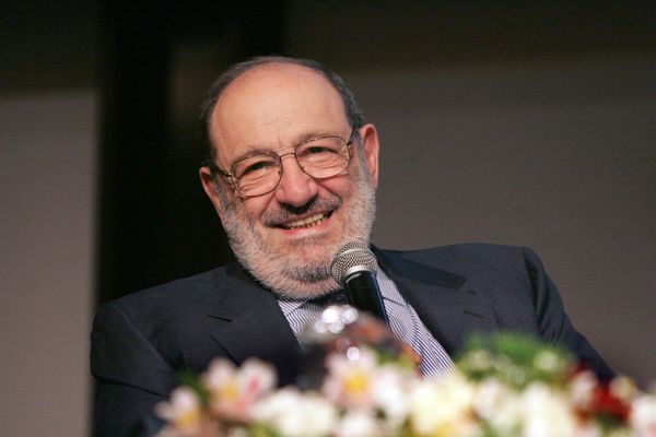 Итальянский прозаик, семиотик, культуролог, эссеист. Его тексты поражают своей масштабностью: в одной книге может быть описаны сотни литературных ситуаций, философских направлений и исторических отсылок. Умберто Эко – это ярый представитель современного постмодернизма. Итальянский писатель скончался в возрасте 84 лет. - Sputnik Армения