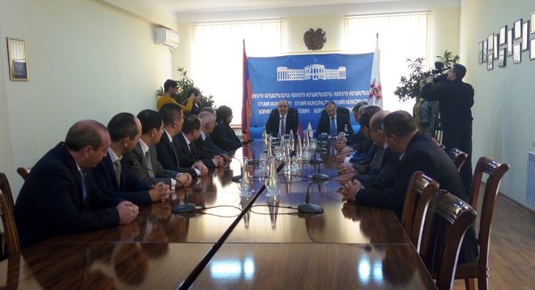 Министр финансов РА Вардан Арамян и мэр Гюмри Самвел Баласанян подписали соглашение  - Sputnik Արմենիա