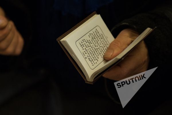 прихожанин с Библией прихожанин с Библией - Sputnik Армения
