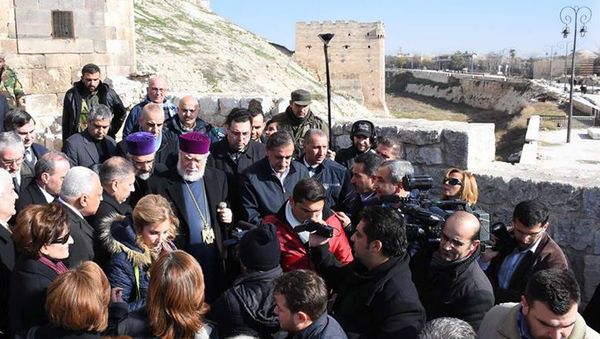 Киликийский Католикос Армянской Апостольской церкви Арам I Кешишян у развалин церкви в Алеппо - Sputnik Արմենիա