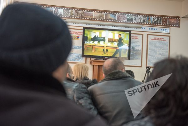 Родители призывников на сборном пункте, 2017, Ереван - Sputnik Армения