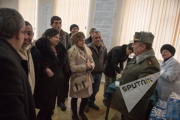 Зимний призыв в армию 2017, Ереван. Мовсес Акопян беседует с родителями призывников - Sputnik Армения