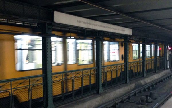 Будапештский метрополитен - один из самый старых метро в мире и первое метро в континентальной Европе. Линия M1 (желтая линия) — первая линия метро в Будапеште. Линия была открыта в 1896 году. - Sputnik Армения