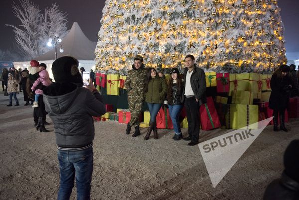 Грех не сфоткаться на фоне новогодней красавицы. - Sputnik Армения