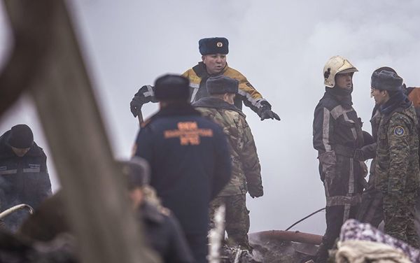 Сотрудники МЧС на месте крушения самолета под Бишкеком Сотрудники МЧС на месте крушения самолета под Бишкеком - Sputnik Армения