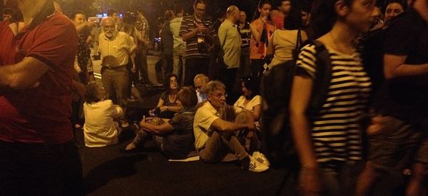 Сидячая акция протеста на проспекте Баграмяна Сидячая акция протеста на проспекте Баграмяна - Sputnik Армения