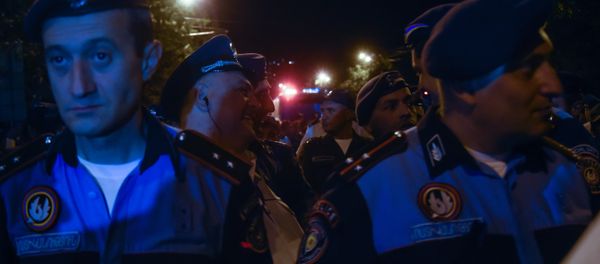 Полиция Армении контролирует ситуацию на улице Баграмяна, где протестуют участники движения Нет грабежу - Sputnik Արմենիա