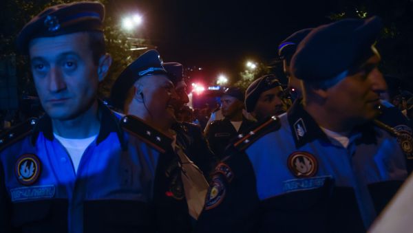Полиция Армении контролирует ситуацию на улице Баграмяна, где протестуют участники движения Нет грабежу - Sputnik Արմենիա