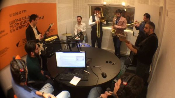 Группа Alexandropol Orchestra представляет песни из своего репертуара в утреннем эфире радио Sputnik Армения - Sputnik Армения