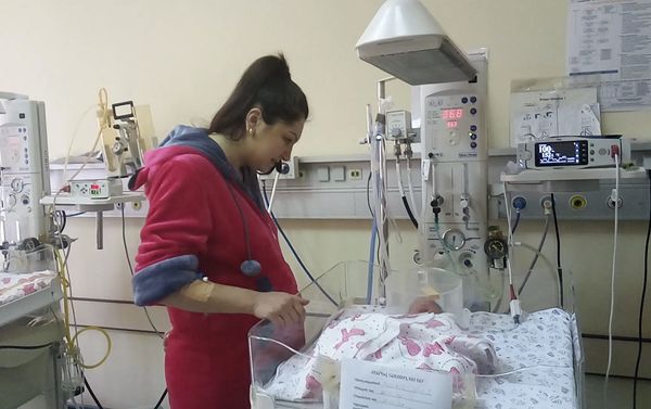 Գյումրիում Անի և Արթուր ամուսինները շուրջ 6 տարի սպասելուց հետո եռյակ են ունեցել - Sputnik Армения