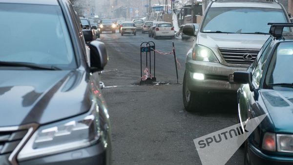 Яма на проезжей части одной из улиц Еревана в центре Еревана - Sputnik Արմենիա