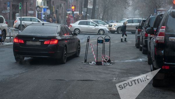Яма на проезжей части одной из улиц Еревана в центре Еревана - Sputnik Արմենիա