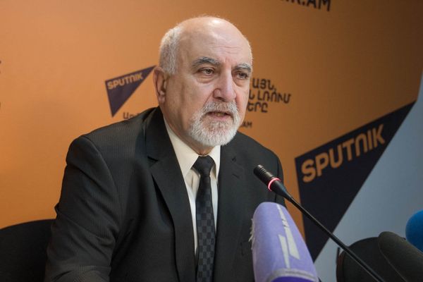 П/к Паруйра Айрикяна в пресс-центре Sputnik Армения  - Sputnik Армения