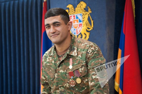 Военнослужащий Нарек Малхасян, сбивший вертолет во время апрельской войны Военнослужащий Нарек Малхасян, сбивший вертолет во время апрельской войны - Sputnik Армения