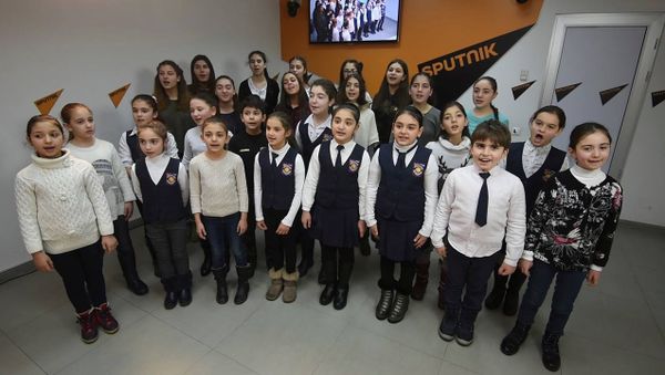 Փոքրիկ հայրենասերները 《Չեն մեռնում հերոսները》 երգով են շնորհավորում հայոց բանակի տարեդարձը - Sputnik Արմենիա